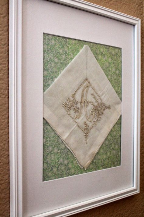 Antique Handkerchief Ideas, Framed Hankies Wall Art, Old Handkerchief Ideas, Framed Handkerchief, Vintage Frame Drawing, Frame Drawing Ideas, Handkerchief Display, Handkerchief Art, Handkerchief Quilts