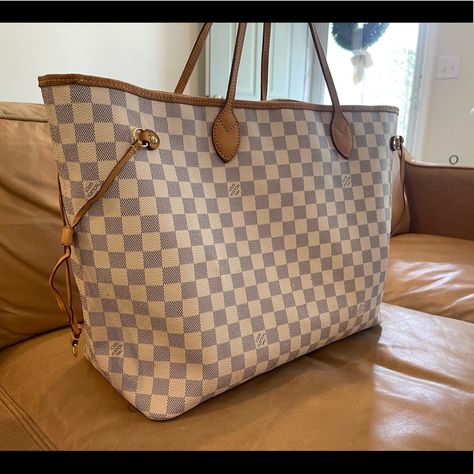 Neverfull Tote Bag. Seldomly Used. Great All Around Tote Bag. Leather Trim And Strap Still A Nice Light Color With Little To No Wear On The Edges. Neverfull Mm, Tote Bag Leather, Louis Vuitton Bag Neverfull, Leather Tote Bag, Leather Trim, Made In The Usa, Louis Vuitton Damier, Leather Trims, Leather Tote