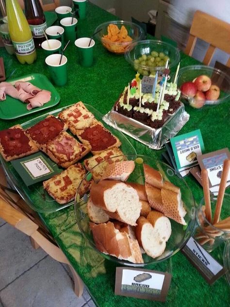 Minecraft party food table with the food tent cards. Free printable bottle 'Healing Potion' labels on re-filled Badoit fizzy water bottles. Free Printable Minecraft, Fizzy Water, Minecraft Party Food, Printable Minecraft, Minecraft Bday, Roblox Party, Healing Potion, Potion Labels, 9th Birthday Parties