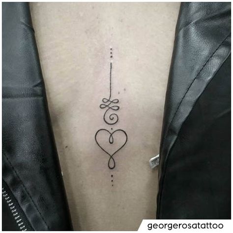 Unalome - Significato, storia e tante idee tattoo a cui ispirarsi Unalome Tattoo With Heart, Gemini Tattoo Sternum, Heart Unalome, Kumkum Design, Tattoo Between Breast, Small Heart Tattoos, Polynesian Tattoos, Unalome Tattoo, Gemini Tattoo