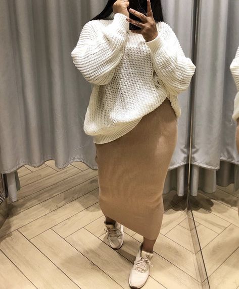 Sweatshirt To Work Outfit, Tan Skirt Outfit Fall, Plus Winter Outfits Plus Size, Looks Hip Hop, Plus Size Winter Outfits, Plus Size Baddie Outfits, Look Legging, Mode Kimono, Plus Size Fall Outfit