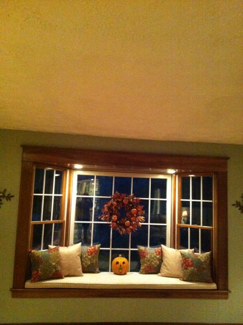 Bay Window decorated for fall. How To Decorate A Bay Window Ledge, Living Room Bay Window Ideas Decor, Fall Bay Window Decor Ideas, Fall Bay Window Decor, Bay Window Halloween Decor, Bay Window Fall Decorating Ideas, Living Room Bay Window Decor, Bay Window Fall Decor, Bay Window Sill Decor