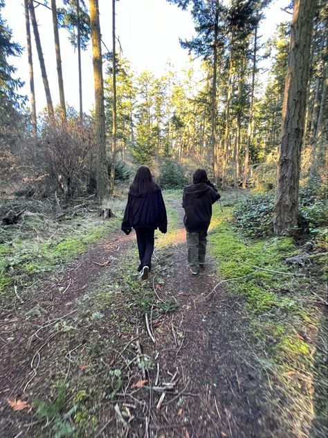 Friends In The Forest, Heidi Core, Friends In The Woods, Head Aesthetic, Creepy Pics, Teen Friends, I Need Friends, Walk Together, Best Friend Poses