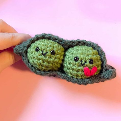 Give a gift of peas this Valentine’s Day with crochet peas in a pod! A perfect tiny gift to your special someone to show you care. Crochet Pea Pod Pattern Free, Crochet Peas In A Pod Pattern Free, Beet Crochet Pattern Free, Crochet Pea Pod, Crochet Peas In A Pod, Peas In A Pod Crochet, Crochet Ball, Tiny Gifts, Food Patterns