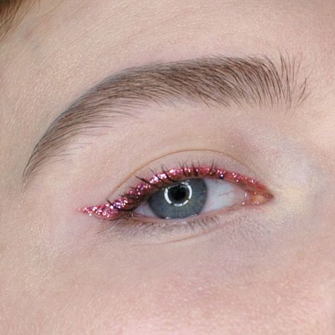 Color de cejas Pink Glitter Eyeliner, Sparkly Eyeliner, Sparkle Eyeliner, Glitter Eyeliner Looks, Eyeliner Glitter, Pink Eyeliner, Eyeshadow For Green Eyes, Glitter Liner, Glitter Eyeliner