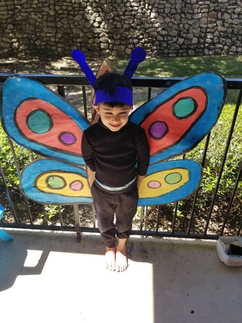 DIY butterfly wings Diy Butterfly Wings, Butterfly Wings Art, Art Kindergarten, Giant Butterfly, Diy Butterfly, Butterfly Painting, Color Full, Butterfly Art, Butterfly Wings