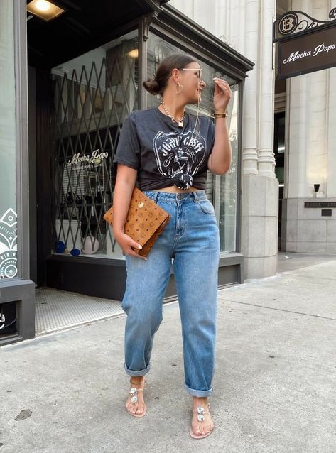 Plus-koon Muoti, Look Legging, Style Graphic Tee, Mom Jeans Outfit, Plus Size Summer Outfits, Look Plus Size, Graphic Tee Outfits, Mein Style, Tee Outfit