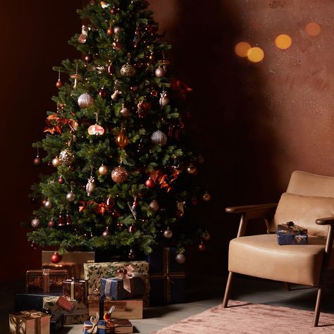 Christmas colour schemes to brighten up your home Christmas Tree Copper Color Schemes, Copper Christmas Tree Color Schemes, Copper Christmas Decor, Copper Colour Scheme, Christmas Tree Colour Scheme, Christmas Palette, Christmas Colour Schemes, Copper Christmas, Creative Tile