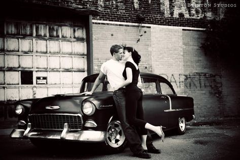 Can't beat this! Killer car, cool dude and a pretty girl! 50s Couple, 50s Photoshoot, Rockabilly Couple, Rockabilly Wedding, Rockabilly Pin Up, Psychobilly, Old Car, Rockabilly Fashion, Anniversary Photos