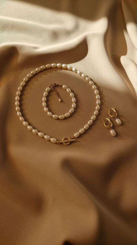 ✨ Elevate your style with a gorgeous real pearl jewelry set ✨ Make a timeless statement with our stunning freshwater pearls jewelry set, meticulously crafted to add elegance and sophistication to any ensemble. Indulge in the luxury of genuine pearls 💫 This dainty pearl jewelry set includes 🌟 Toggle closure pearl necklace - this necklace is handcrafted of real pearls and equipped with 18K gold plated brass fittings, it features a chic toggle closure adorned with sparkling cubic zirconia stones Gold Jewelry And Pearls, Pearl Earrings And Necklace Set, Vintage Jewelry Photoshoot, Jewelry Brand Aesthetic, Luxury Pearl Jewelry, Monarch Aesthetic, Gold And Pearl Jewelry, Real Pearl Jewelry, Pearl Aesthetic