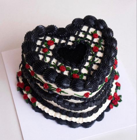 Black Valentines Cake, Goth Heart Cake, Gothic Cake Ideas, Simple Black Cake, Red And Black Heart Cake, Goth Picnic, Goth Cake, Gothic Cakes, Gothic Birthday Cakes