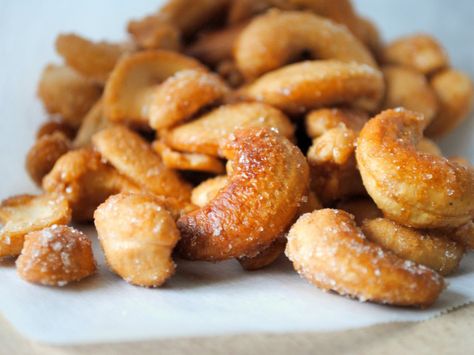 Honey roasted cashews...Oh. My. Goodness! And I don't like cashews! But these...oh...I like! Honey Roasted Cashews Recipe, Honey Roasted Cashews, Cashews Benefits, Toasted Cashews, Salted Cashews, Cashew Recipes, Diy Honey, Roasted Cashews, Nut Recipes