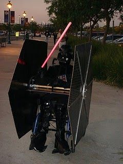 Darth Vader via wheelchair! This is such a cool costume! Darth Vader Helm, Geeky Halloween Costumes, Geek Outfit, Darth Vader Tie Fighter, Wheelchair Costumes, Darth Vader Costumes, Zombie Walk, Costumes Kids, Tie Fighter