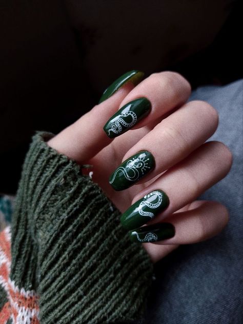 Slytherin Nails Aesthetic, Draco Malfoy Nails, Slytherin Nails Acrylic, Slytherin Aesthetic Nails, Harry Potter Nails Slytherin, Slytherin Nail Ideas, Slytherin Nail Art, Slytherin Shoes, Slytherin Makeup