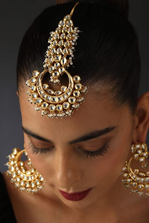 A beautiful white kundan maang tikka and earrings set with a gold tone, adding a touch of traditional elegance to your attire. Kundan Maang Tikka, Maang Tikka Kundan, Personal Shopping Service, Maang Tikka, Woman Personality, Pearl Color, Last Minute Gifts, The Chic, Personal Stylist