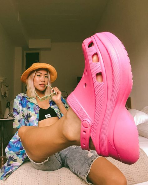 Crocs Bae, Platform Crocs, Crocs Fashion, Platform Clogs, Cat Ear Headphones, Air Max Sneakers, Nike Air Max, Clogs, Sneakers Nike