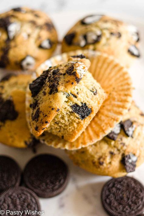 Oreo Muffins - Pastry Wishes Oreo Pastry, Muffin Base, Oreo Muffins, Fluffy Muffins, Cookie And Cream Cupcakes, Cool Whip Desserts, Crumble Cookie, Hot Desserts, Nutella Muffins