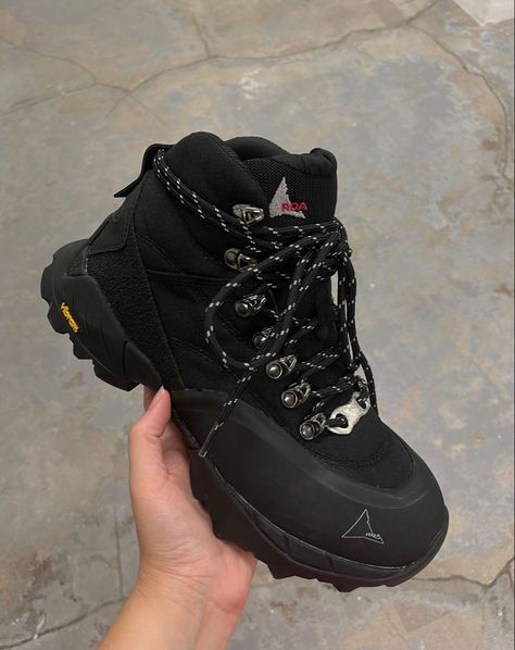 Roa Hiking, Mountain Boots, Techwear Fashion, Swag Shoes, Shoe Game, Fitness Inspo, Passion For Fashion, Winter Boot, Hiking Boots