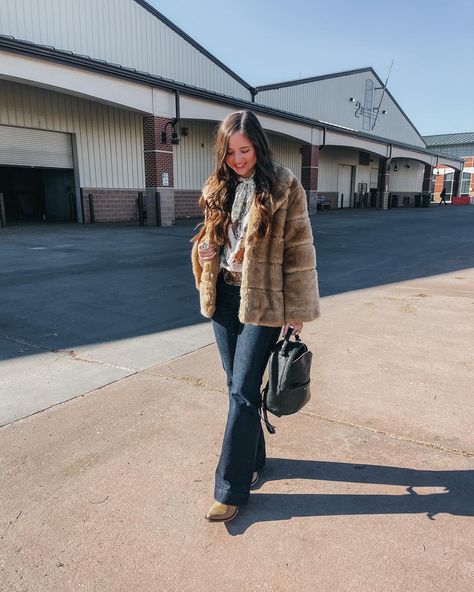 Western Fur Coat Outfit, Western Vest Outfit, Cowboy Chic Outfit, Cold Western Outfit, Fall Cowgirl, Western Winter, Rodeo Style, Fur Coat Outfit, Cowboy Chic