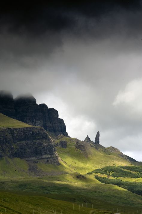 Scottish Highlands Ireland Landscape Nature, Scotland Aesthetic, Ireland Aesthetic, Scotland Landscape, Ireland Landscape, Scotland Highlands, Dark Clouds, Voyage Europe, England And Scotland