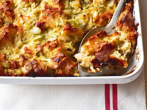 Recipe: Ina Garten’s Herb & Apple Bread Pudding Apple Bread Pudding Recipe, Apple Bread Pudding, Apple Stuffing, Thanksgiving Bread, Savory Bread Puddings, Bread Pudding With Apples, Herb Stuffing, Country Bread, Ina Garten Recipes