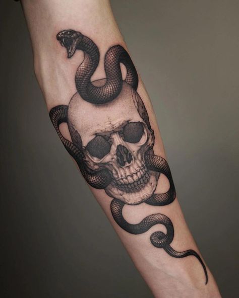 Snake And Dagger Tattoo, Skull And Snake, Snake Tattoo Design, Geniale Tattoos, Modern Tattoos, Skull Tattoo Design, Small Tattoos For Guys, Badass Tattoos, Snake Tattoo