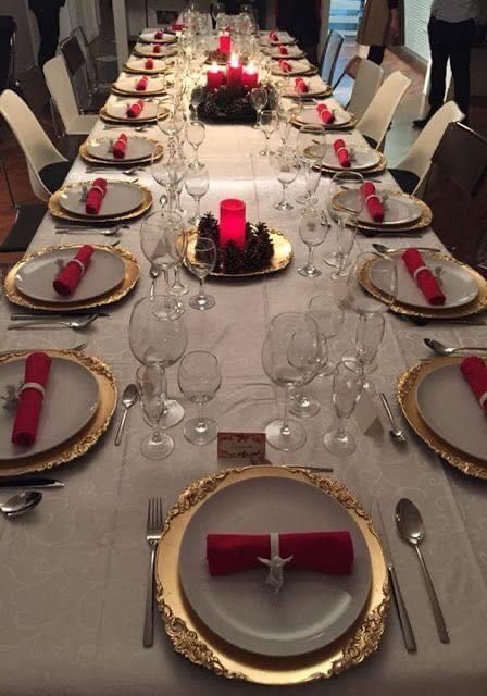 Tafel Decor, Christmas Dining Table, Christmas Dinner Table, Christmas Table Centerpieces, Christmas Tablescape, Gold Christmas Decorations, Small Kitchens, White Christmas Decor, Indoor Christmas Decorations