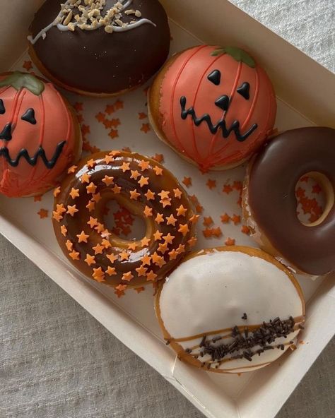 Halloween Sleepover, Halloween Donuts, Halloween Baking, Wallpaper Halloween, Pumpkin Spice Season, Think Food, Halloween Snacks, Fall Feels, Samhain