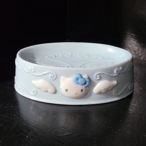 Hello Kitty soap dish (2000) Hello Kitty Trinket Dish, Hello Kitty Ceramic Ideas, Ceramics Jewelry Dish, Hello Kitty Ash Tray, Hello Kitty Pottery, Hello Kitty Clay, Hello Kitty Soap, Sanrio Merch, Hello Kitty Ceramic