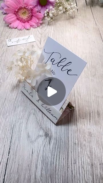 Diy Card Stand, Diy Wedding Table Numbers, Origami Card, Table Numbers Wedding Diy, Origami Cards, Card Stand, Paper Table, Easy Origami, Pretty Hands