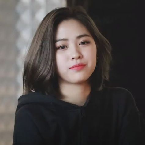 Ryujin Short Hair, Beaded Neckalce, Kobe Bryant Wallpaper, Shin Ryujin, Lob Hairstyle, Shot Hair Styles, Girl Haircuts, Haircuts Straight Hair, Hair Reference