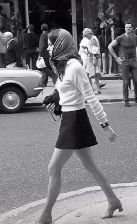 Beatnik Style, French Aesthetic, French New Wave, 60s 70s Fashion, People Walking, Sixties Fashion, 60s Fashion, 가을 패션, The 70s