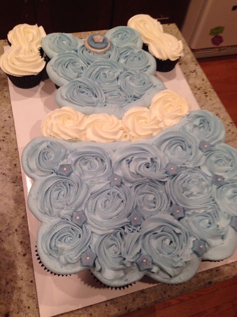 Cinderella Cupcake Cake! OMG my daughter is going to flip Cinderella Cupcake Cake, Cinderella Theme Party, Cupcakes Princesas, Cinderella Cupcakes, Pull Apart Cupcake Cake, Pull Apart Cake, Cinderella Theme, Cinderella Birthday Party, Disney Movie Night