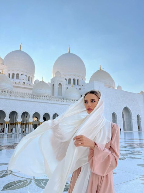 Dubai Photoshoot, Dubai Outfit, Abu Dhabi Travel, Morocco Fashion, Dubai Attractions, Dubai Outfits, Dubai International Airport, Dubai Vacation, Dubai Aesthetic