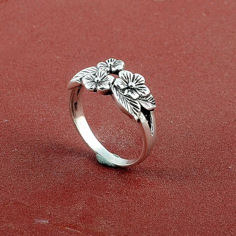 Floral Wedding Band, Floral Wedding Bands, Engagement Rings Couple, Engraved Ring, Nature Ring, Jewelry Accessories Ideas, Floral Ring, Couple Jewelry, Ring Art Deco