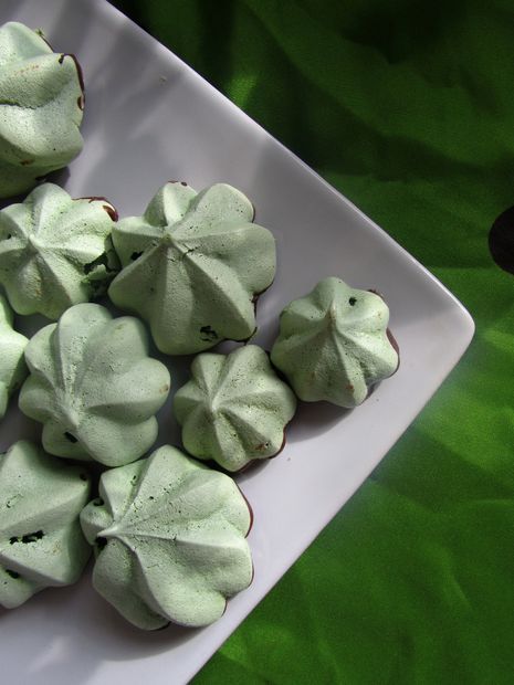 Matcha Meringue, Matcha Green Tea Recipes, French Meringue, Matcha Dessert, Green Matcha, Green Tea Recipes, Meringue Recipe, Matcha Recipe, Tea Cookies