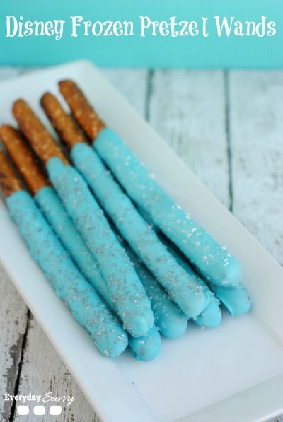 Looking for fun and easy Disney Frozen Themes Food? Then you will love these Disney Frozen Blue Chocolate Pretzel wands! These are perfect food for a Disney Frozen birthday party or Disney Frozen viewing party. These would work well for a winter wonderland themed party too. Pretzel Wands, Frozen Wands, Party Pretzels, Schnee Party, Pretzels Dipped, Frozen Party Food, Olaf Party, Frozen Diy, Olaf Birthday