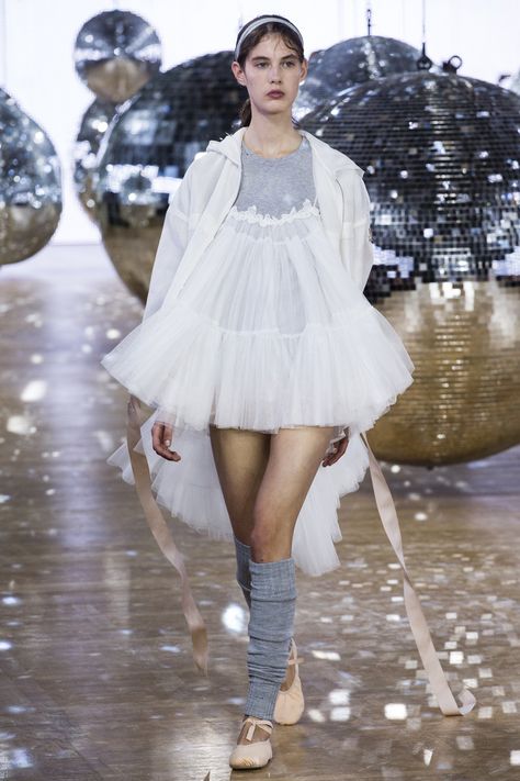 See the complete Moncler Gamme Rouge Spring 2018 Ready-to-Wear collection. Western Outfits Men, Fashion Show Collection, Fantasy Fashion, Vogue Paris, Primavera Estate, Aesthetic Fashion, Runway Fashion, Chic Style, Flapper Dress