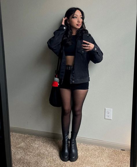 Concert Mini Skirt Outfit, Alternative Outfits Aesthetic, Winter Outfits Black Boots, Clean Goth Outfits Summer, Casual Alt Outfits, Black Mini Skirt Outfit Fall, Emo Night Outfit, Thick Goth Outfits, Alternative Fashion Indie