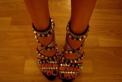 sooo cute!! Aesthetic Shoes, Crazy Shoes, Shoe Obsession, Valentino Studs, Shoe Game, Fashion Killa, Strappy Heels, Cute Shoes, Outfit Inspirationen