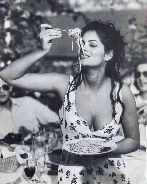 Italian Aesthetic Outfit, Spaghetti Art, Eating Spaghetti, Camila Morrone, Claudia Cardinale, Italian Actress, Italian Women, Sophia Loren, Fashion Photoshoot