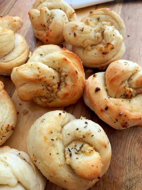 Air Fryer Garlic Knots Air Fryer Garlic Knots, How To Cook Garlic, Air Fryer Garlic, Garlic Knots Recipe, Garlic Knots, Homemade Pizza Dough, Garlic Bulb, Homemade Pizza, Dry Yeast