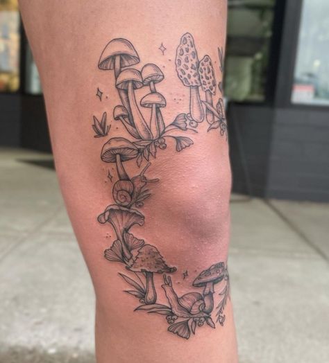 Knee Mushroom Tattoo, Fairy Ring Drawing, Fairy Ring Knee Tattoo, Mushroom Knee Tattoo, Fairy Circle Tattoo, Fairy Core Tattoos, Fairy Ring Tattoo, Fairytale Tattoos, Below Knee Tattoo