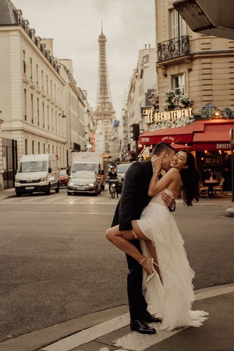 Paris Elopement Photography, Photos In Paris, Paris Engagement Photos, Shooting Couple, Wedding Fotos, Wedding In Paris, Paris Couple, Old Hollywood Wedding, The Louvre Museum