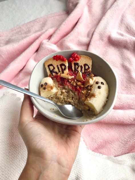 Oatmeal with bananas ghost👻 raspberries blood🩸 and cookies #breakfast #breakfastideas #halloween #halloweenbreakfast #healthysnackfoodrecipes Halloween Breakfast Aesthetic, Halloween Oatmeal, Autumn Oatmeal, Oatmeal Aesthetic, Breakfast Halloween, Banana Ghosts, Autumn Breakfast, Boo Baskets, Halloween Breakfast