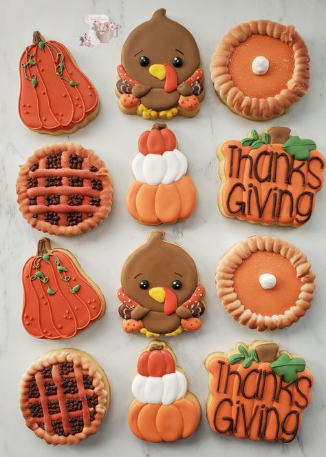 Round Cookie Decorating Ideas Fall, Sugar Cookies Thanksgiving, Round Cookie Designs, Turkey Royal Icing Cookies, Cornucopia Cookies, Thanksgiving Sugar Cookies Decorated, Thanksgiving Cookie Decorating, Thanksgiving Cookie Ideas, Thanksgiving Decorated Cookies