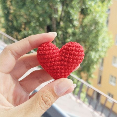 Easy crochet heart FREE PATTERN - KNITTED STORY BEARS Amigurumi Teddy Bear, Crochet Pig, Crochet Heart Pattern, Crochet Mouse, Crochet Teddy Bear, Crochet Pumpkin, Crochet Teddy, Easter Crochet, Double Crochet Stitch