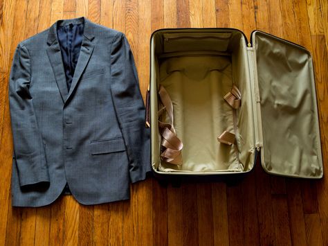 Fold Suit Jacket, Pack Suitcase, Mens Suitcase, Business Packing, Find Your Style Fashion, Fashion Quiz, Packing For Travel, Vacation Tips, Office Outfit