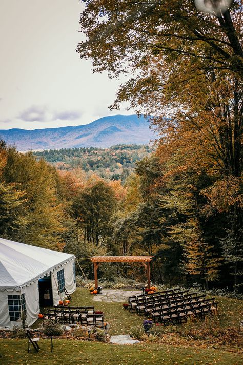 New Hampshire Fall Wedding, Fall Wedding Scenery, Small Vermont Wedding, October Wedding Venues, Autumn Wedding Venues Outdoor, East Coast Fall Wedding, Vermont Wedding Fall, Fall Intimate Wedding, Fall Vermont Wedding