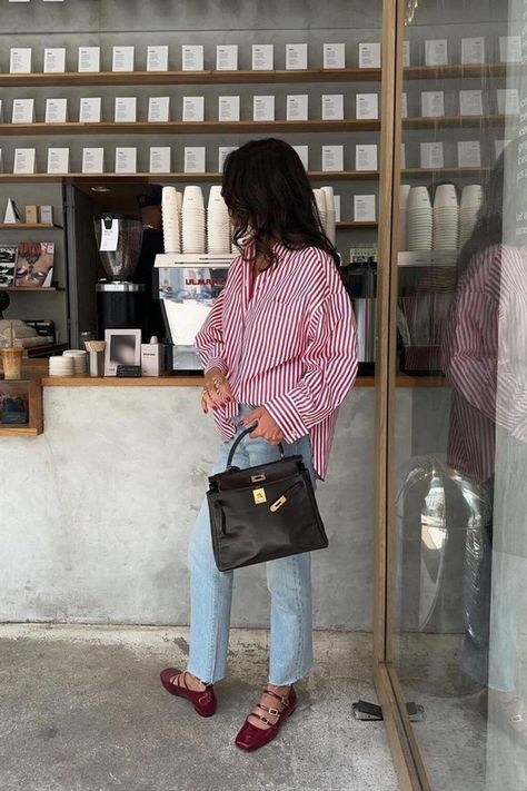 Mary Jane Flats Outfit, Mary Jane Outfit, Mary Janes Outfit, Outfits With Striped Shirts, Chica Chola, Dinner Outfit Casual, Coffee Date Outfits, Red Striped Shirt, Latina Outfits